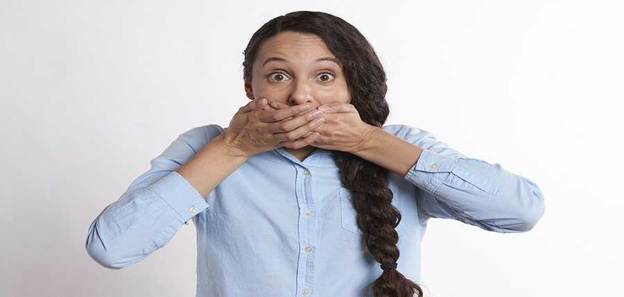 Κακοσμία του στόματος. Σε τι οφείλεται και πώς μπορεί να απαλλαγείτε; article cover image