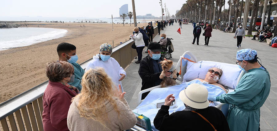 Βαρκελώνη: Οι ασθενείς με κορονοϊό πάνε βόλτα στη……θάλασσα article cover image