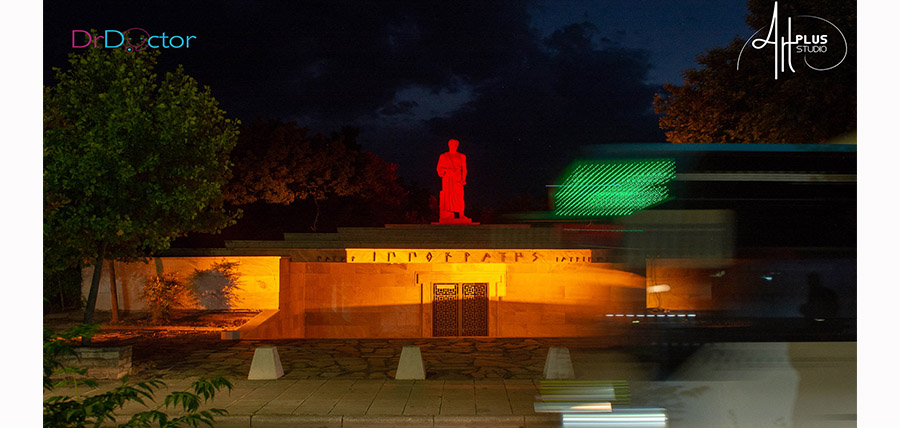 Φωτίστηκε κόκκινο το άγαλμα του Ιπποκράτη (φωτογραφίες) article cover image