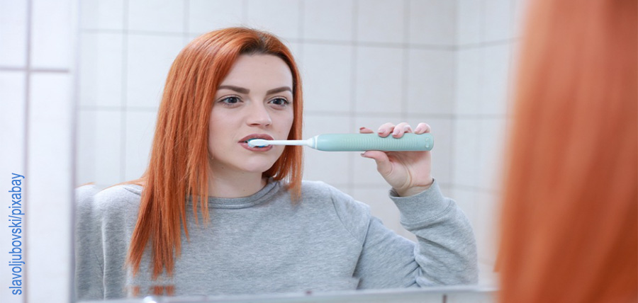 Μην βουρτσίζετε ποτέ τα δόντια σας αφότου έχετε πιει αυτά τα 4 πράγματα: Πόση ώρα να περιμένετε cover image